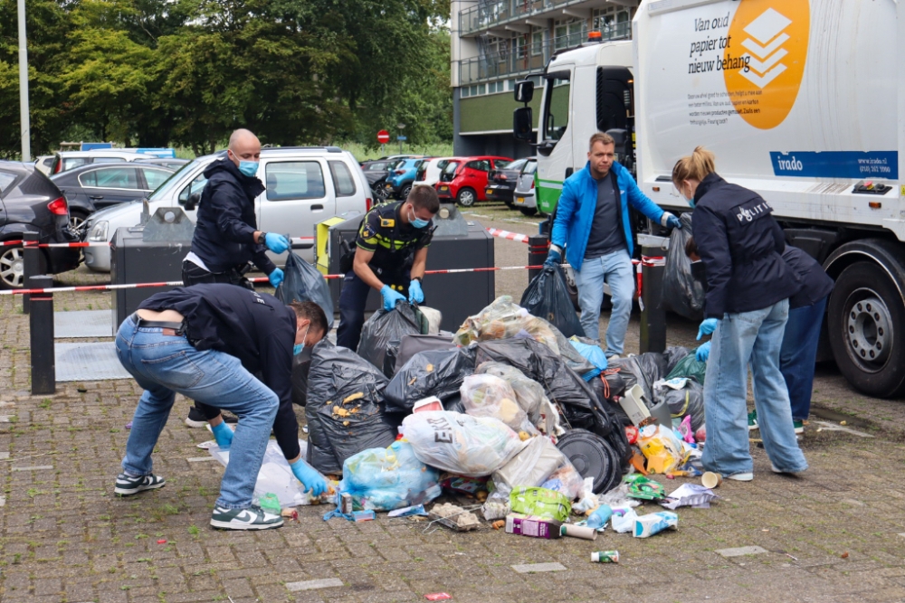 De politie zoekt naar een vuilniszak