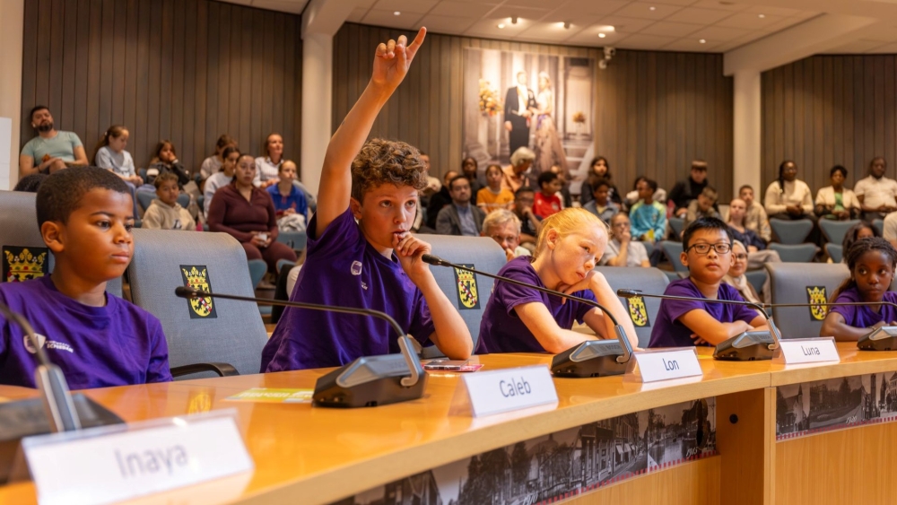 Kinderraad presenteert adviezen over onderwijs aan Schiedamse wethouder en scholen