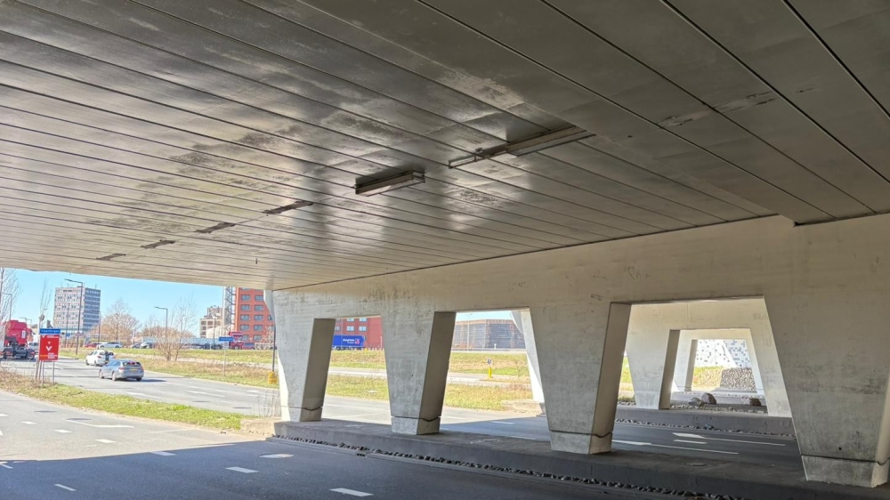 Vrachtwagen met te hoge lading maakt schade bij viaduct Vijfsluizen