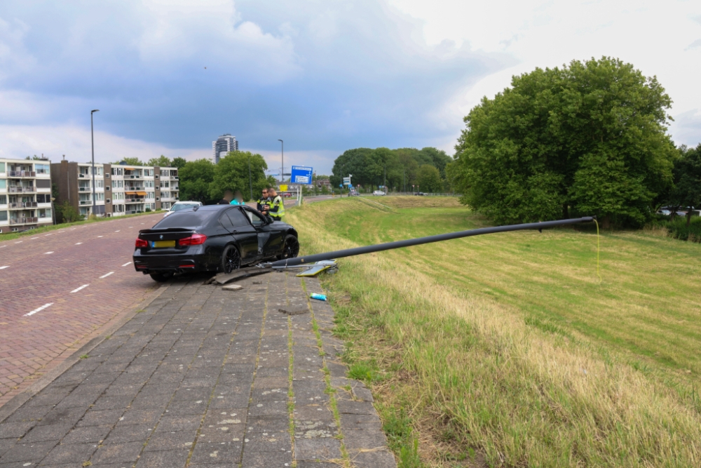 Voor de derde keer in ruim een week tijd lantaarnpaal uit de grond gereden