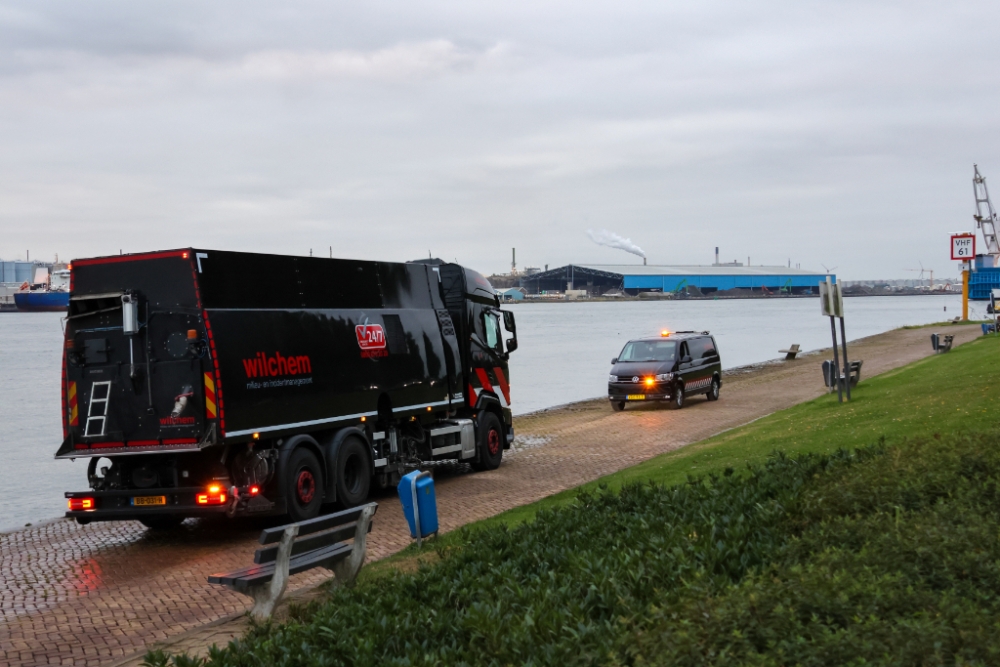 Kapotte veegwagen zorgt voor oliespoor op Vlaardingse Maasboulevard