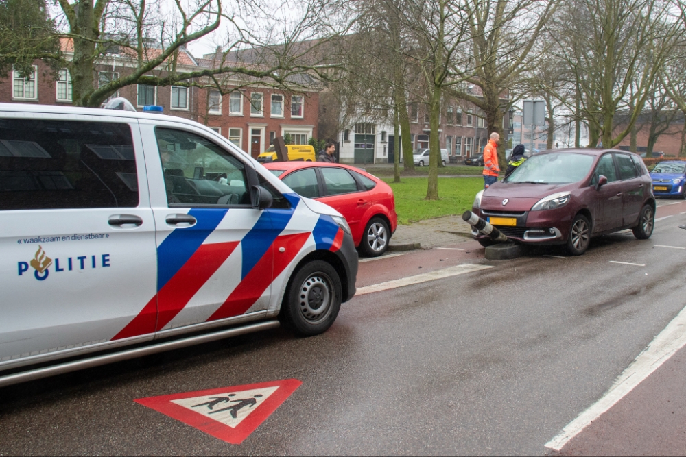 Auto zet zichzelf voor paal in Schiedamse Lange Nieuwstraat