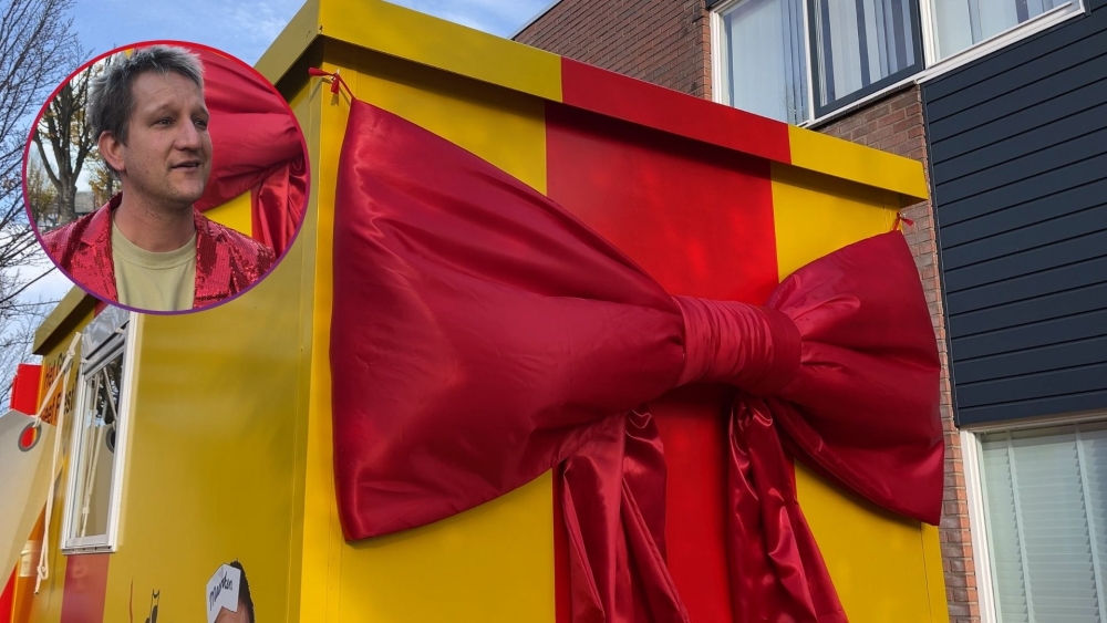 Kunstenaar Maarten Bel laat met lootjesmobiel Schiedammers elkaar cadeaus geven