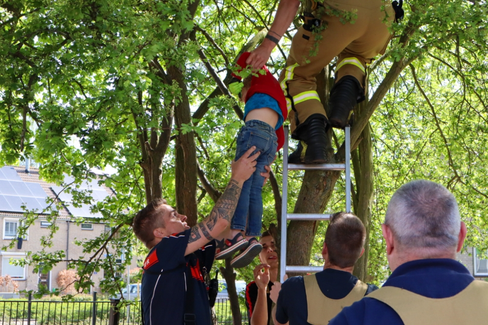 Jongen zit vast in de boom, brandweer redt hem eruit