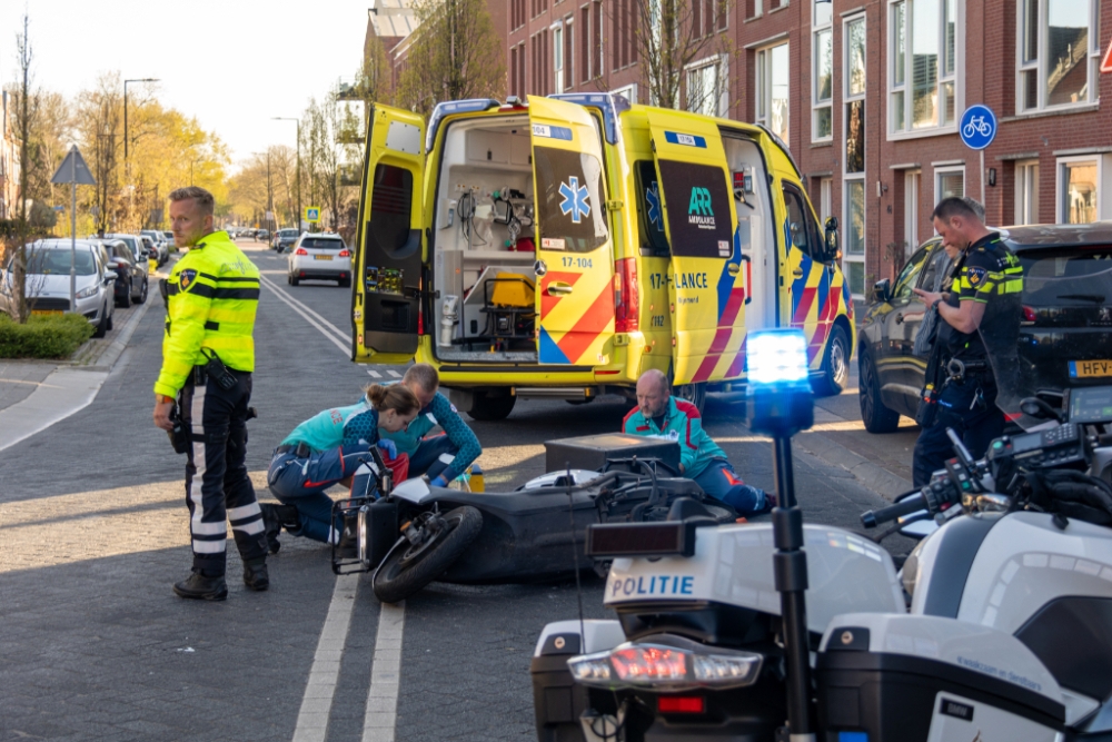 Bestuurder bezorgscooter raakt gewond door val