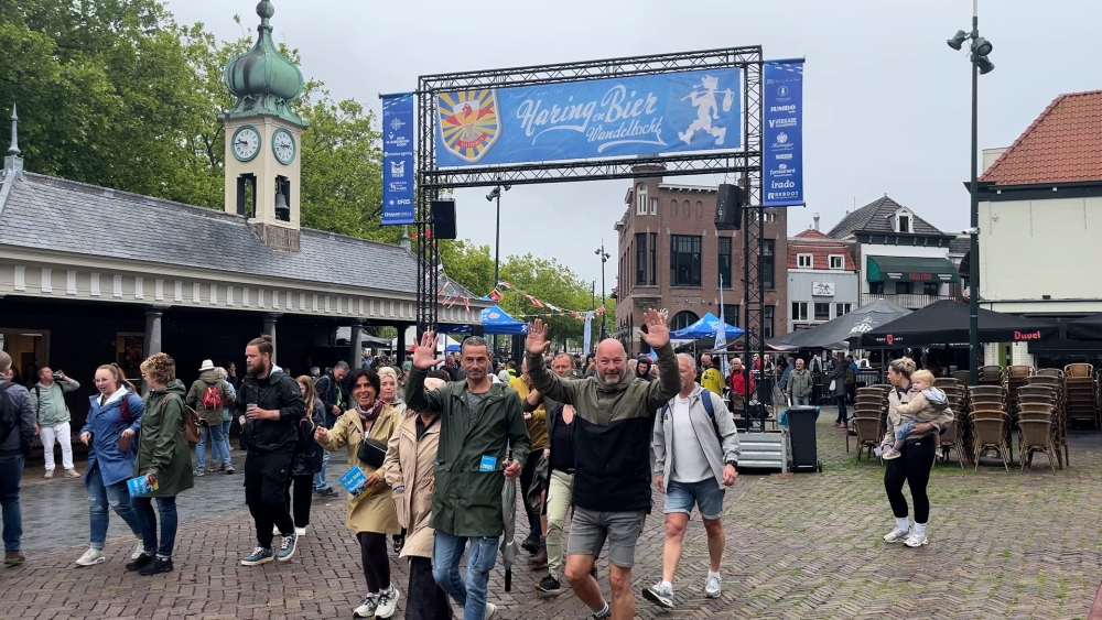 Poncho’s, pinten en pekelharing tijdens Haring- en Bierwandeltocht