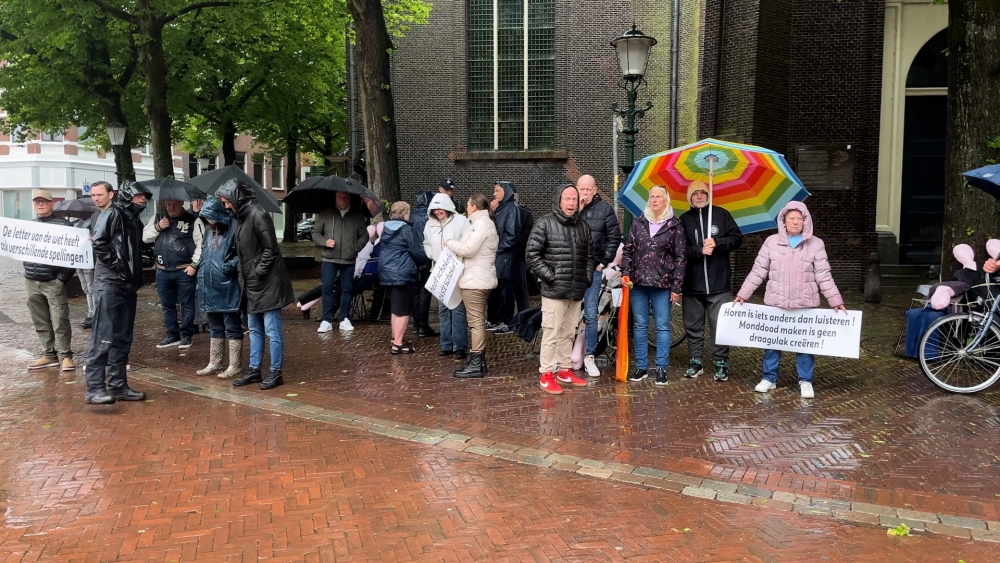 Verregend protest voor het stadhuis, maar asieldebat blijft geheim