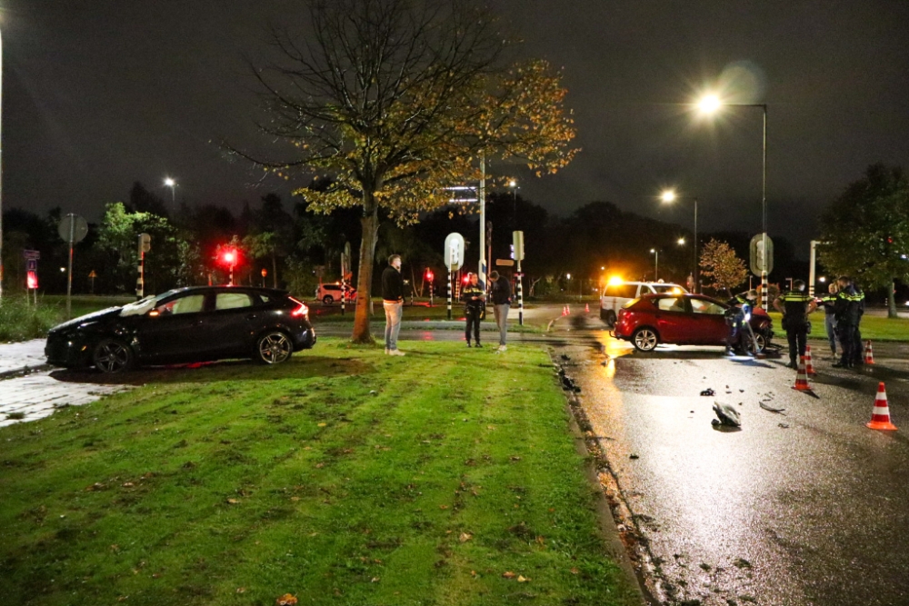 Straat bezaaid met brokstukken na botsing tussen twee auto's