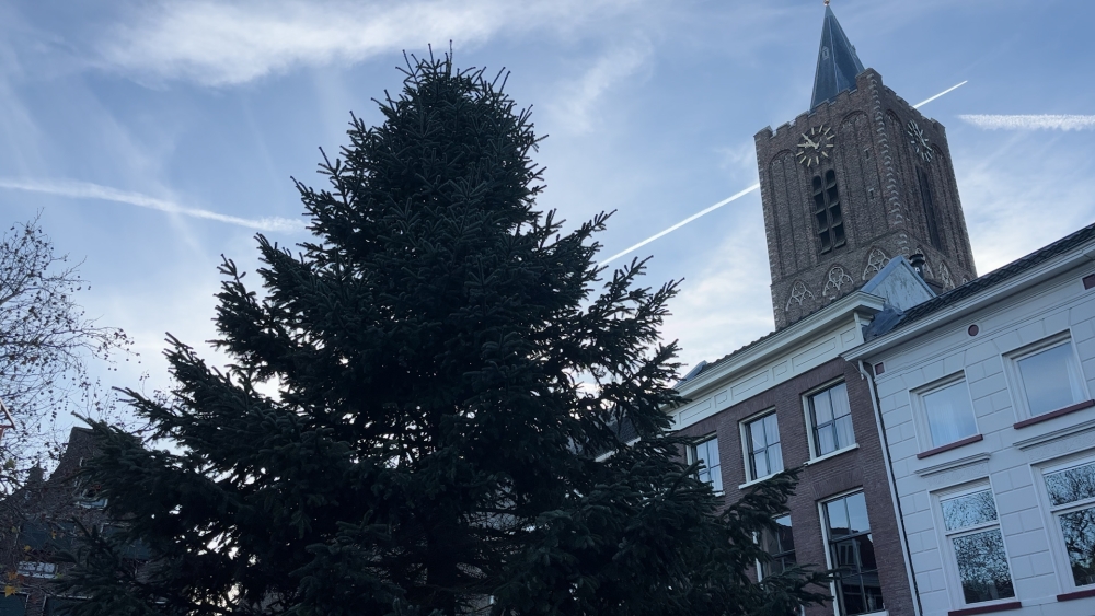 Kerstboom op de Grote Markt in Schiedam zorgt voor &#039;feestelijke periode&#039;