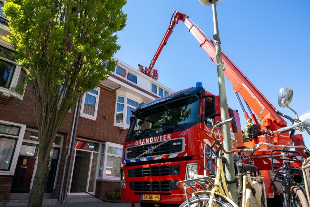 Brand in achtertuin van woning aan Marconistraat in Schiedam-Oost