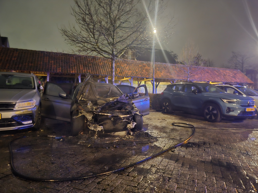 Geparkeerde auto vliegt in brand in Vlaardingen