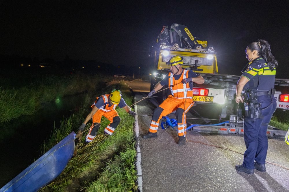 Bedrijfswagen glijdt de sloot in op Kandelaarweg, berging blijkt hele klus