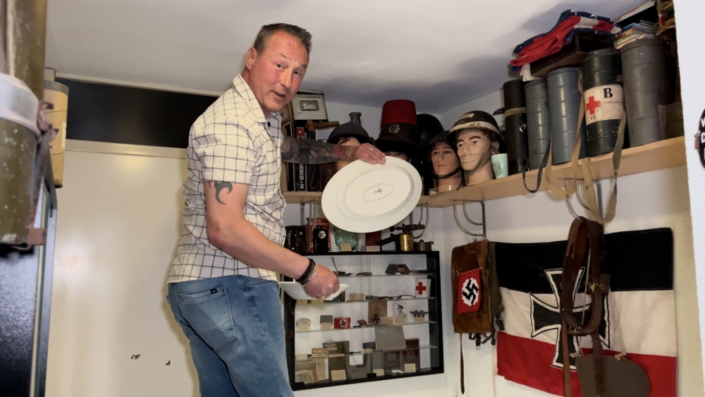 Michael (53) heeft een geschiedenismuseum in zijn eigen huis: ‘Ook in de slaapkamer’