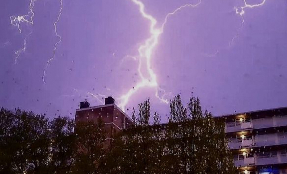 Code geel voor donderdagavond wegens zware onweersbuien met mogelijk zware windstoten, hagel en lokaal veel neerslag