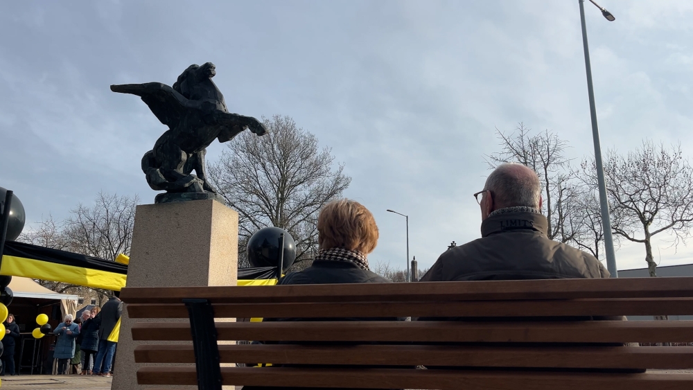 Pegasusbeeld terug in Schiedam-West: ‘Herinneringen komen boven’