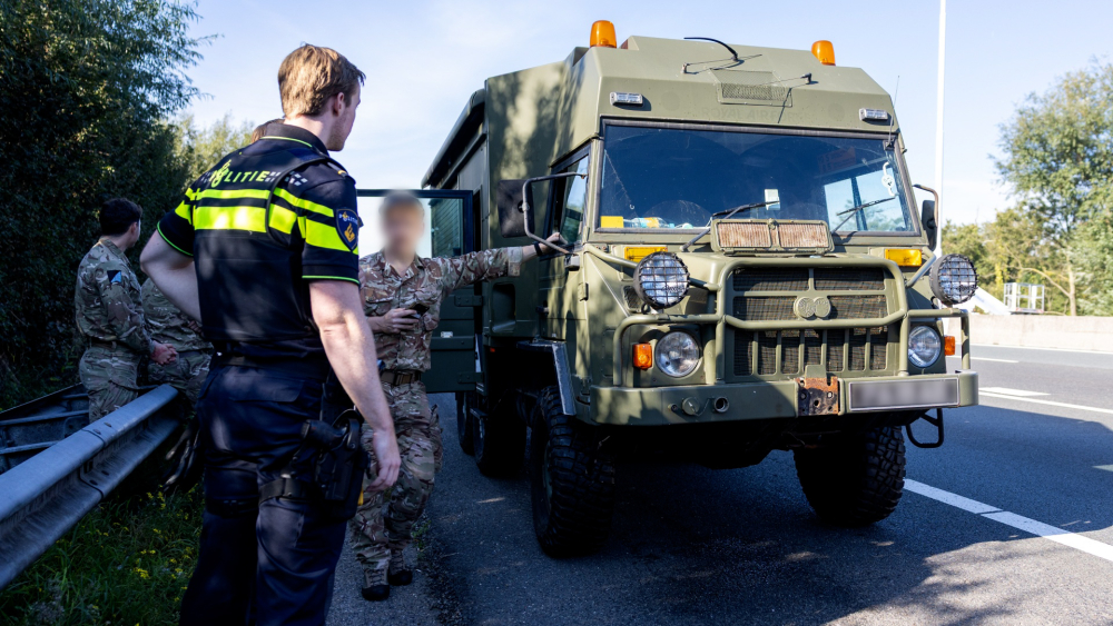 Britse luchtmacht strandt op Schiedamse snelweg met oververhitte wagen