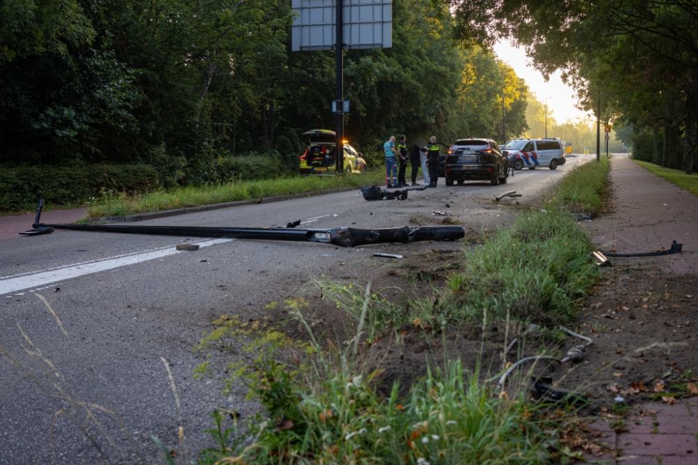 Automobiliste rijdt lantaarnpaal uit de grond in Vlaardingen
