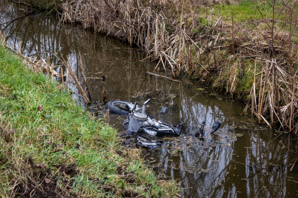 Man rijdt met nieuwe motor het water in