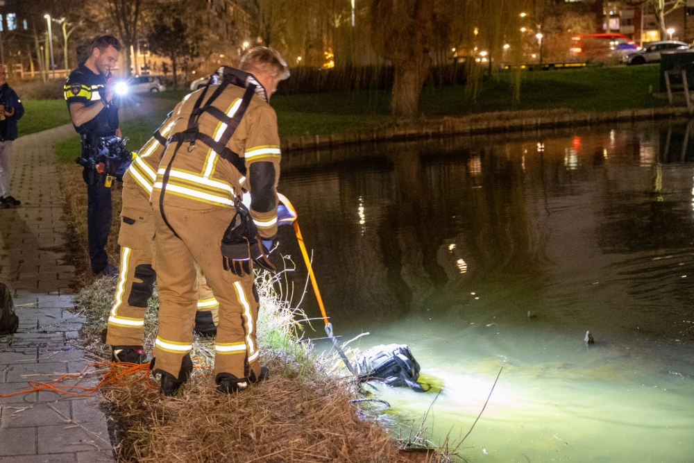 Geen persoon te water, maar tassen in Schiedam-Oost