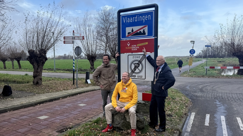Nieuwe stadsborden zeggen het rechtuit: ‘Kom nog een keer Vlaardingen doen’
