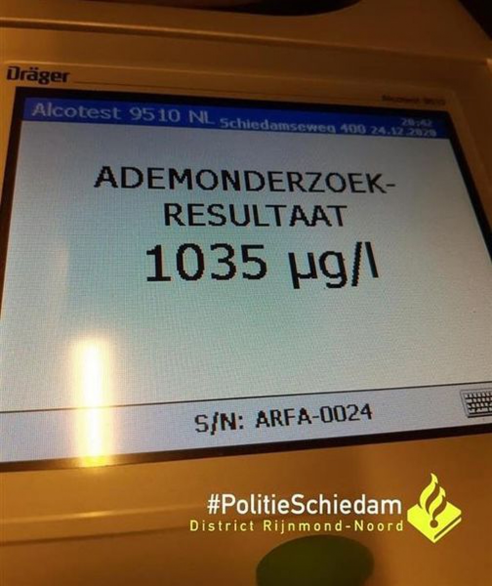 Zo dronken als een tor op kerstavond achter het stuur: beginnend bestuurder ramt geparkeerde auto's
