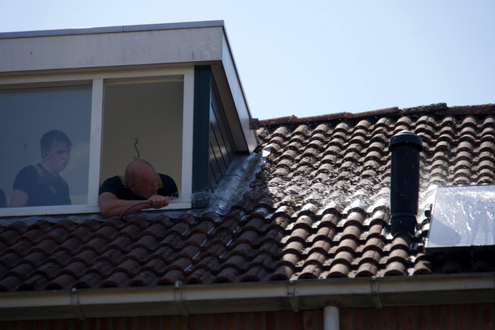 Er werd geprobeerd de kat te bevrijden door water op het dier te sproeien