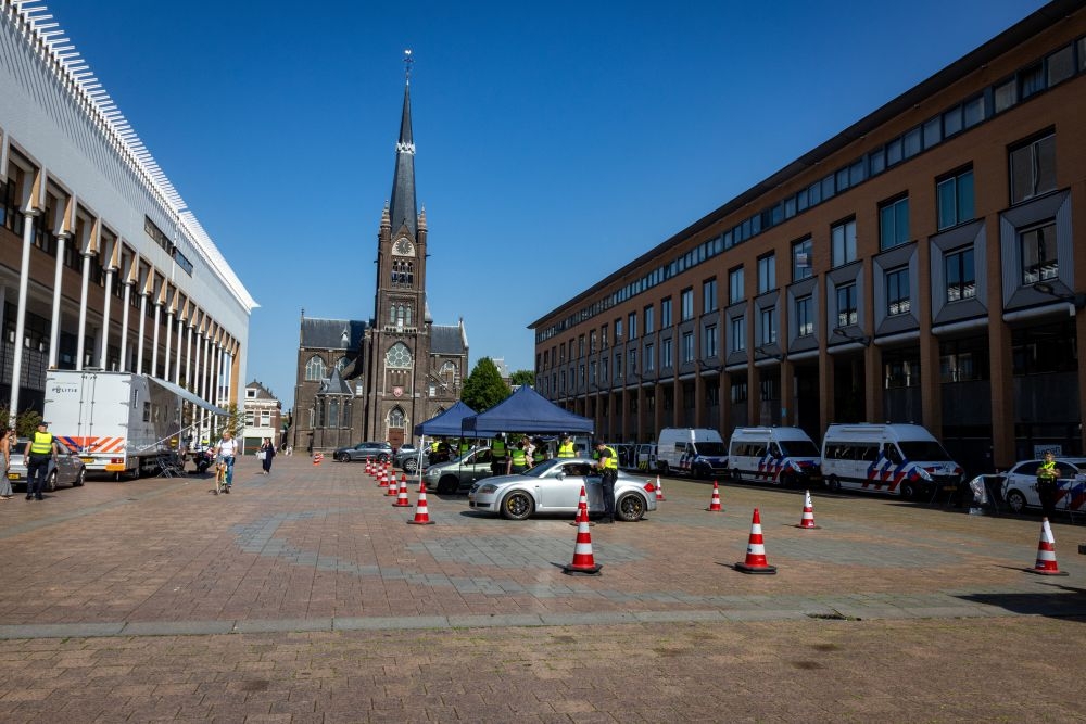 Politie, Douane en Belastingdienst zetten 'Schiedam op slot'