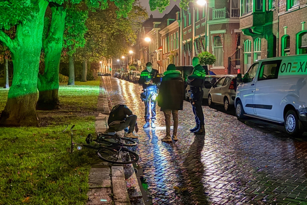 Man op fiets raakt gewond bij aanrijding met auto, automobilist rijdt door