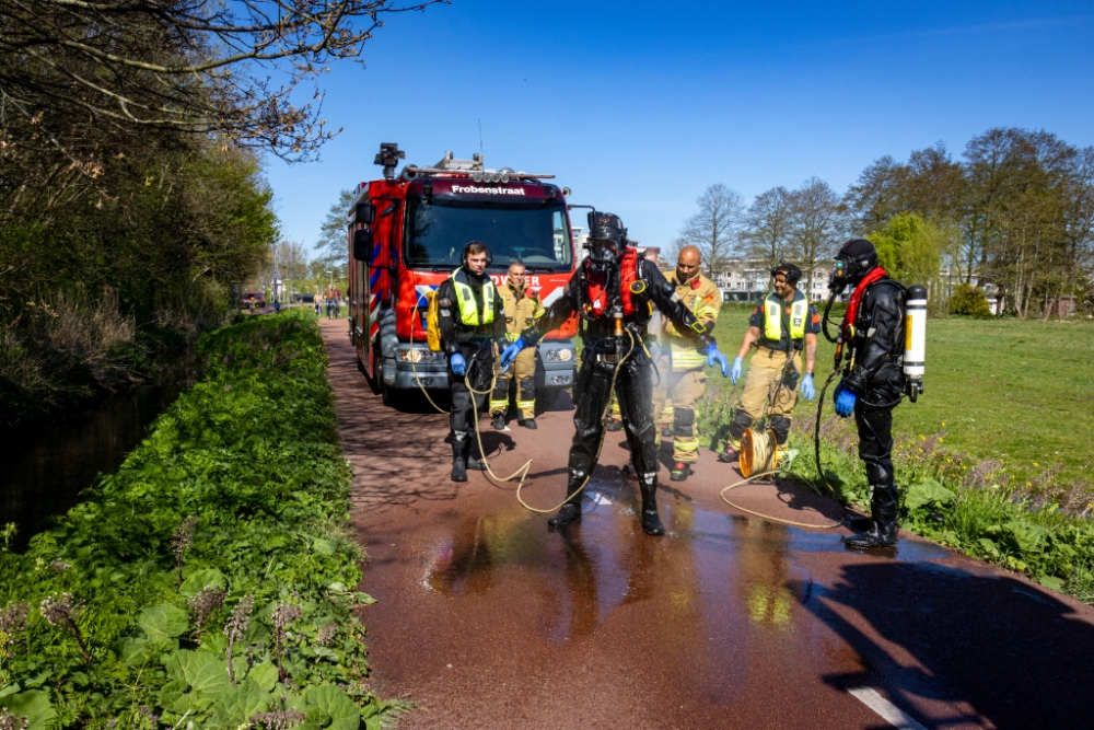 Kinderfiets en schoenen gevonden in sloot, maar duikers vinden kind niet