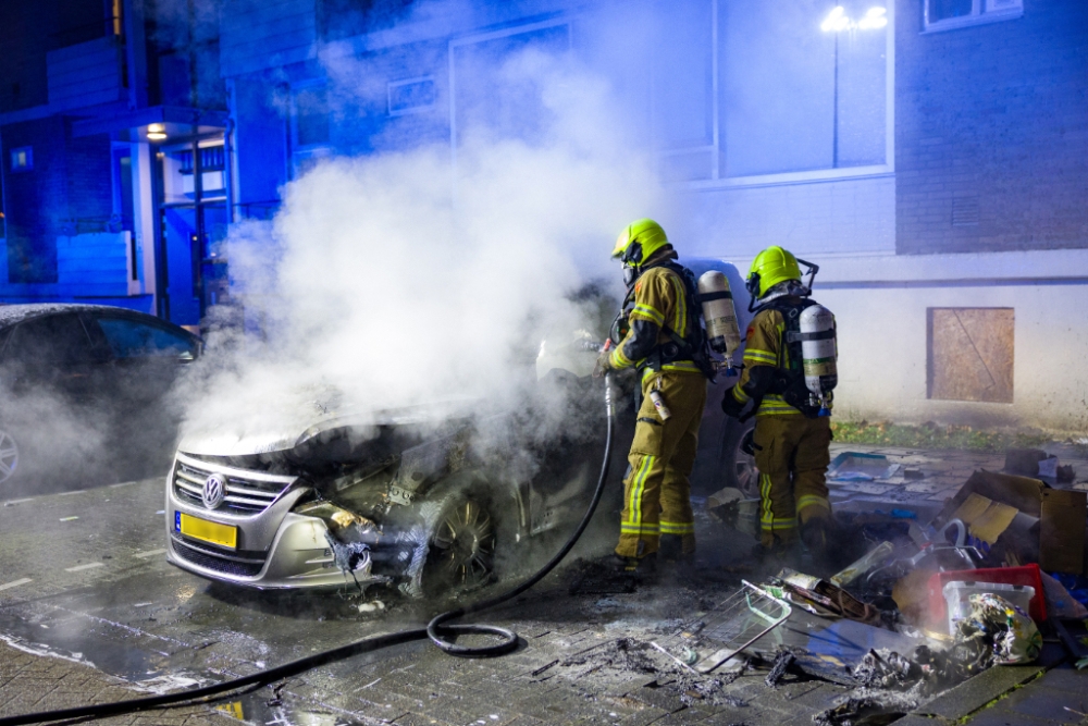 Auto gaat in vlammen op in Nieuwland, eigenaresse kijkt in tranen toe