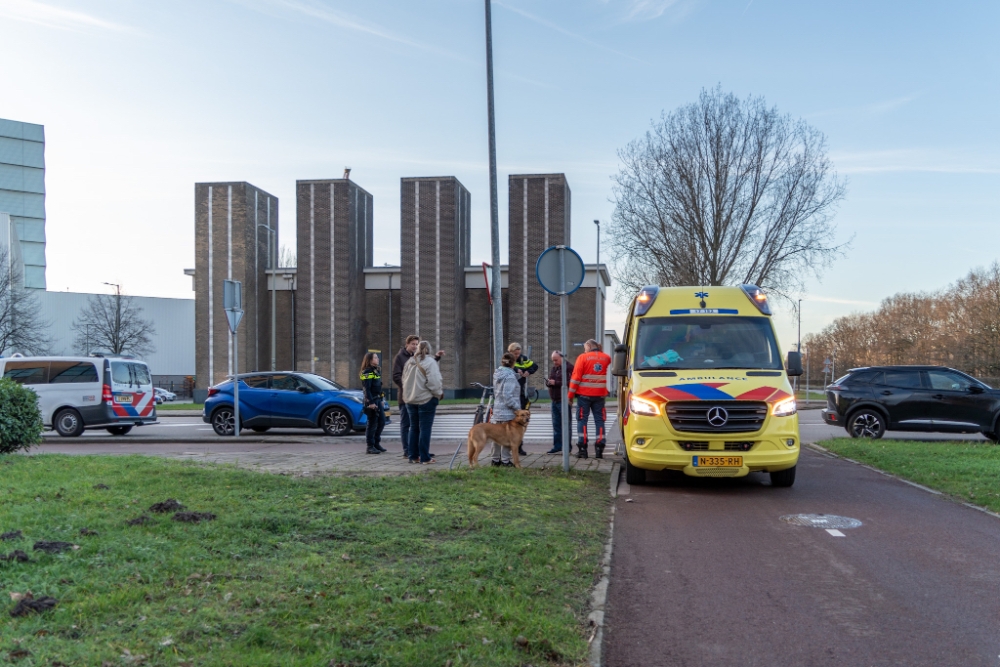 Auto rijdt fietser aan bij havengebied in Schiedam