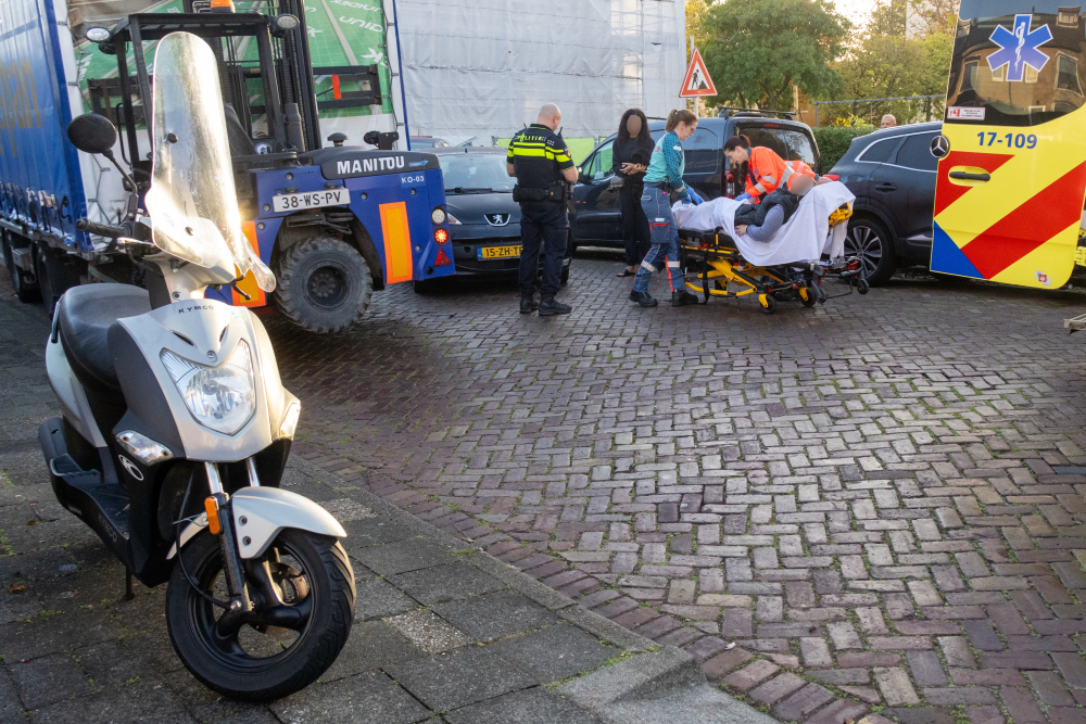 Automobilist wijkt uit voor geparkeerde vrachtwagen en botst op scooter