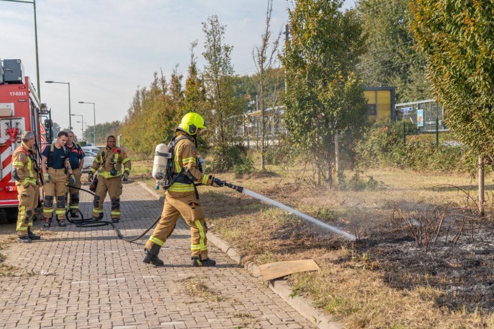 Brandweer voorkomt uitbreiding bermbrand in Vlaardingen