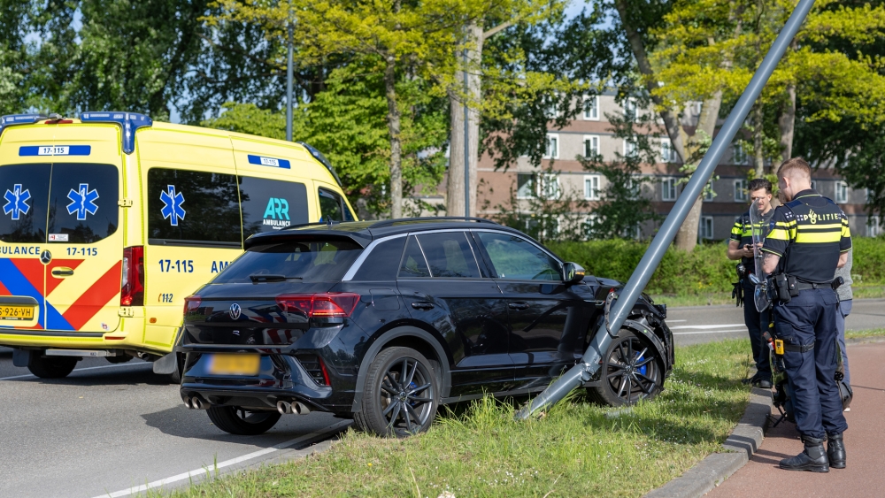 Bestuurder verliest controle over het stuur en rijdt tegen lantaarnpaal in Schiedam
