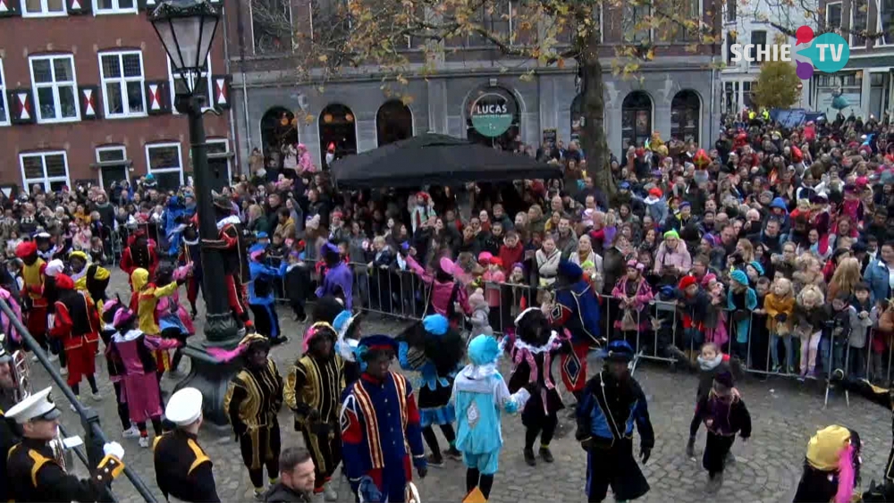 Sint van de Nolenslaan naar de Grote Markt voor de sleutel van zijn paleis