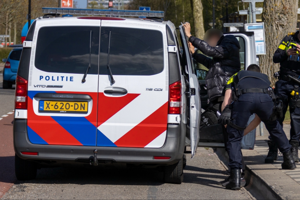 Team Parate Eenheid rukt uit na melding verdachte persoon bij winkelcentrum Holierhoek