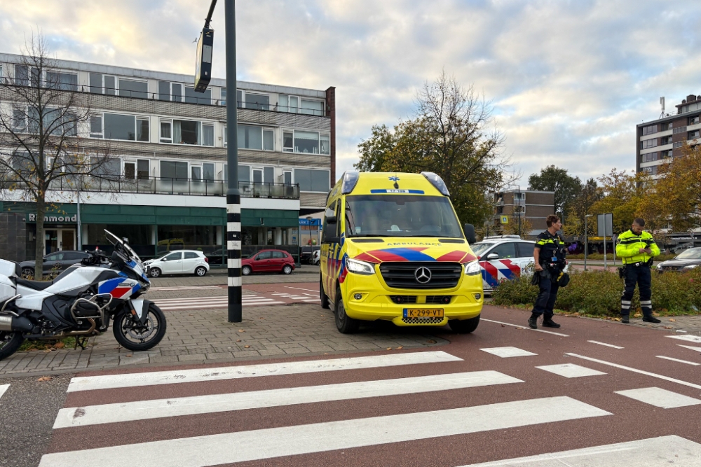 Scooter en auto botsen op Nieuwlandplein in Schiedam