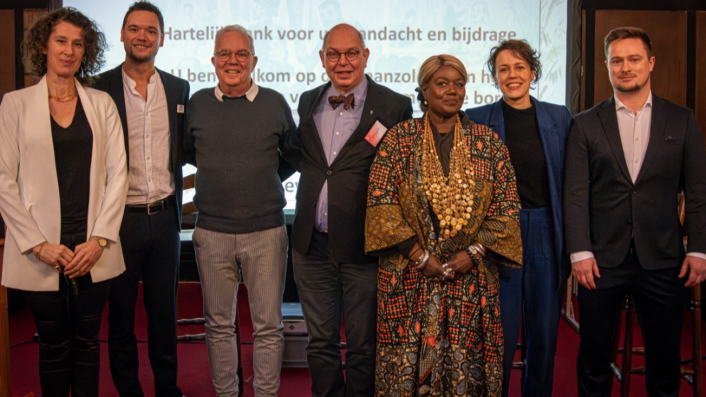 v.l.n.r.: Moderator Floor Margarita Cornelisse, Leroy Fisscher Junior Conservator Nationaal Jenevermuseum Schiedam, Prof. Dr. Alex van Stipriaan, Dr. Michel Doortmont FRGS, Ludwina van Elshuis, Merel Blok MA en Arij Groenewegen Directeur Nationaal Jenevermuseum