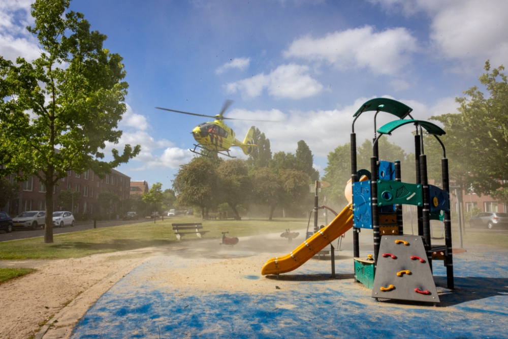 De helikopter landt naast een speelplaats