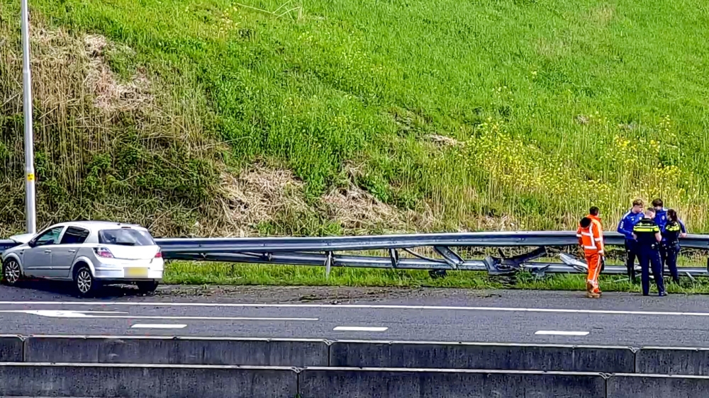 Auto ramt vangrail op snelweg A20 bij Schiedam