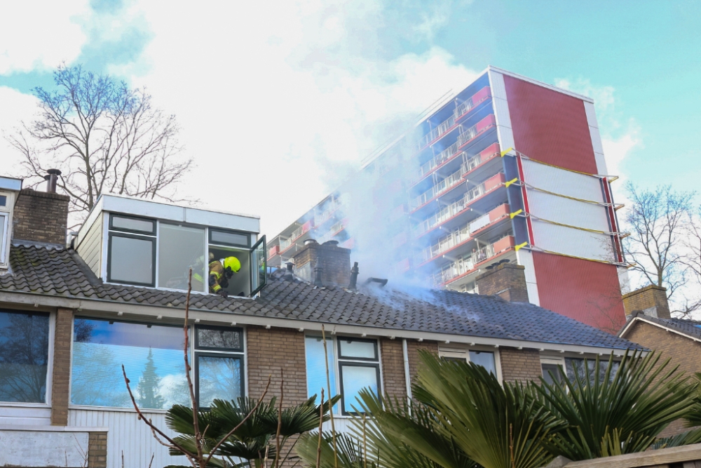 Veel rook bij brand op zolder in woning Vlaardingen-Holy