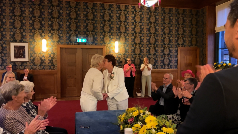 Frida en Joke sluiten de huwelijksmarathon af met het laatste volmondige jawoord