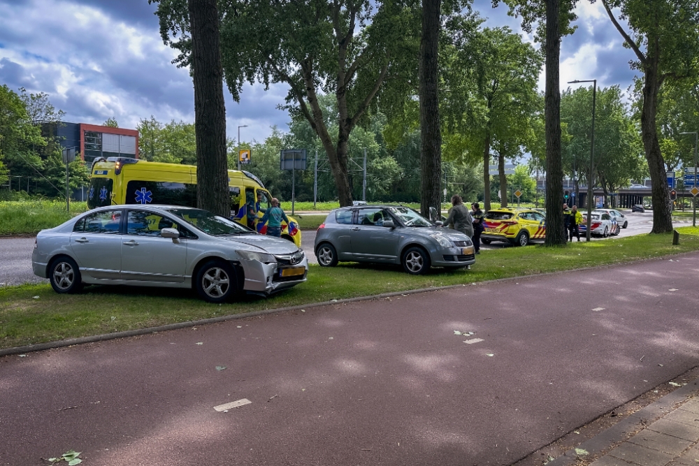 Drie auto's knallen op elkaar in Schiedam