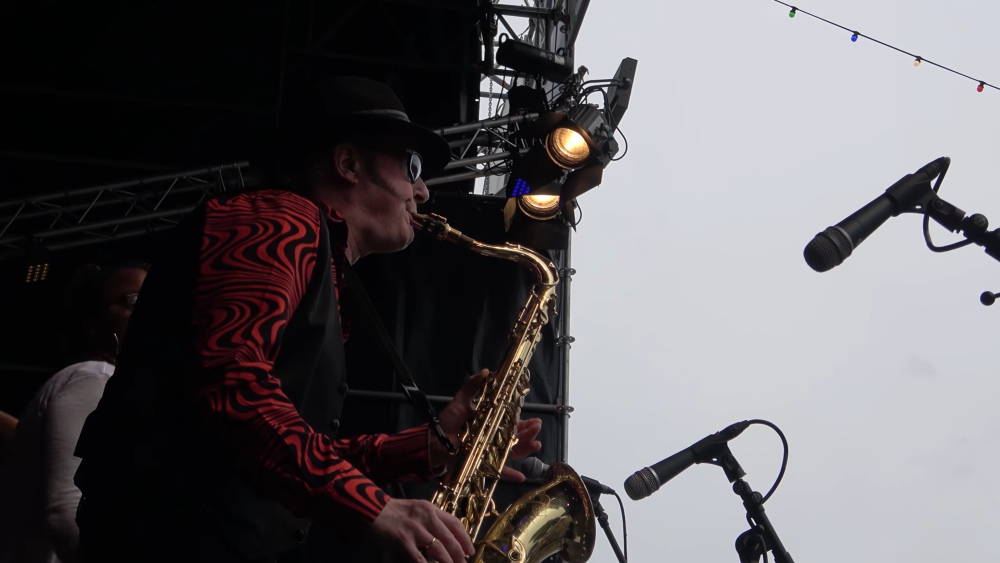 Jan de Ligt in 2018 bij een optreden van KD40 Funk & Soul op het Zomerterras in Vlaardingen