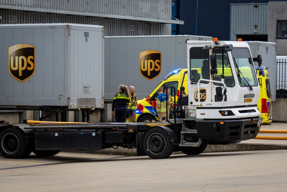 Man raakt bekneld in machine bij UPS-vestiging in Schiedam, maar komt op tijd vrij