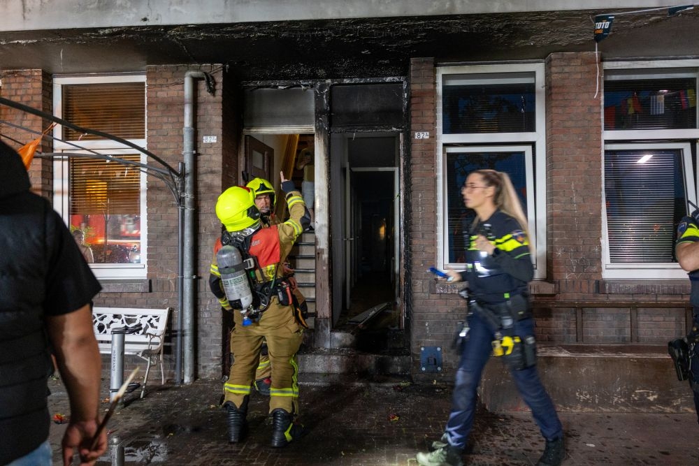 Brand gesticht bij voordeur van woning in Schiedam-Oost