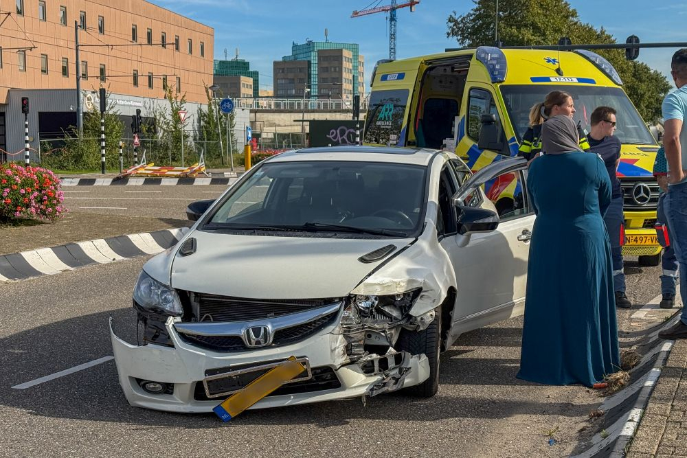 Ambulance botst tijdens spoedrit met auto op drukke kruising