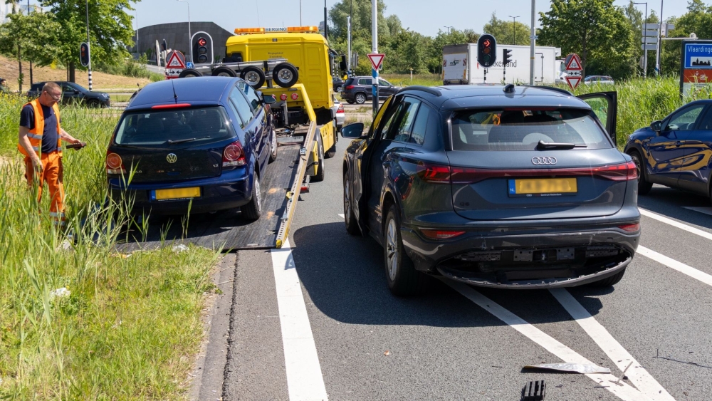 Kop-staartbotsing met twee auto’s op afrit A20 bij Vlaardingen