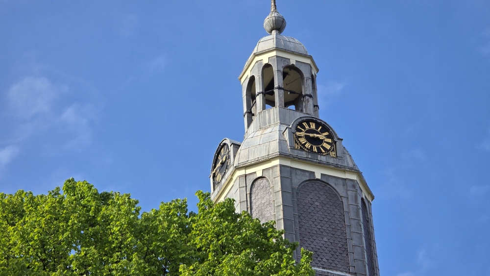 De klok van de Grote Kerk in Vlaardingen gemaakt, maar toch weer 50 seconden te vroeg