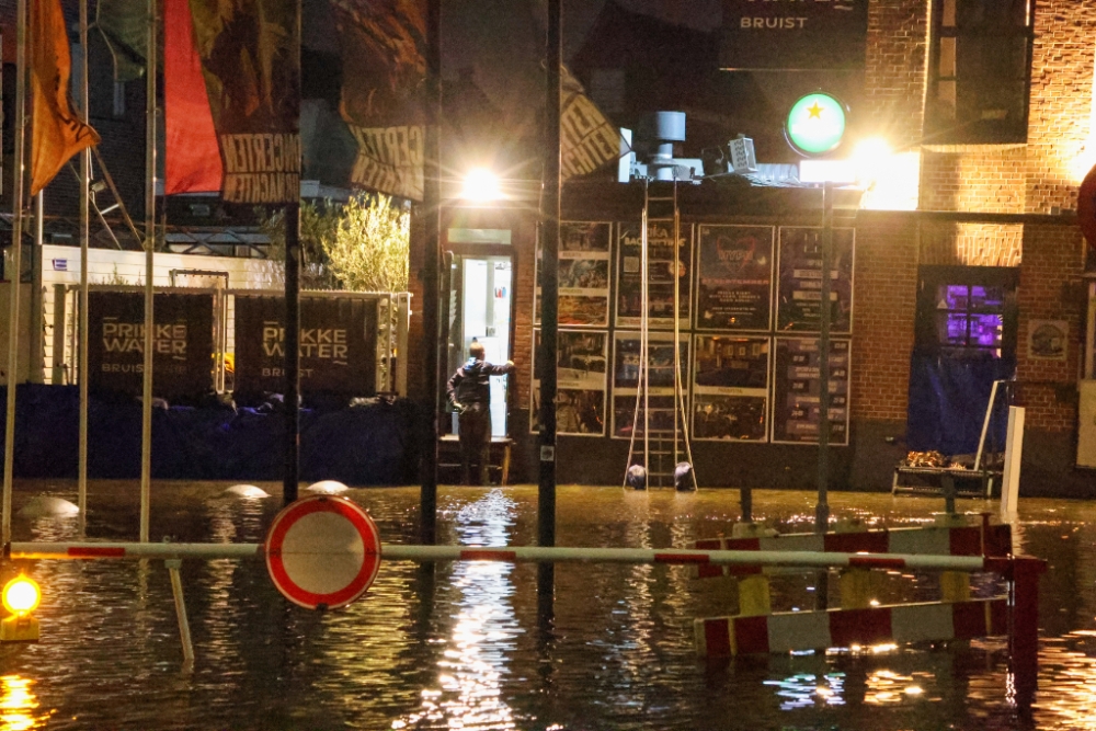 Extreem hoogwater zorgt voor ondergelopen kades in Vlaardingen